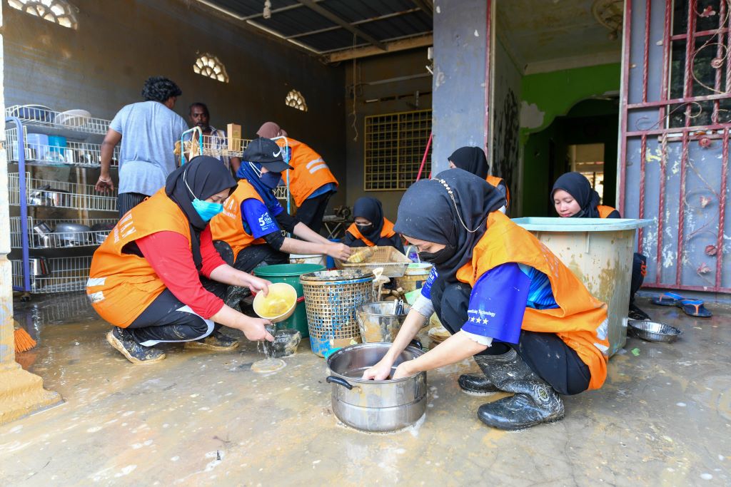UMP sends volunteers to focus on clean-up operations and aid distribution