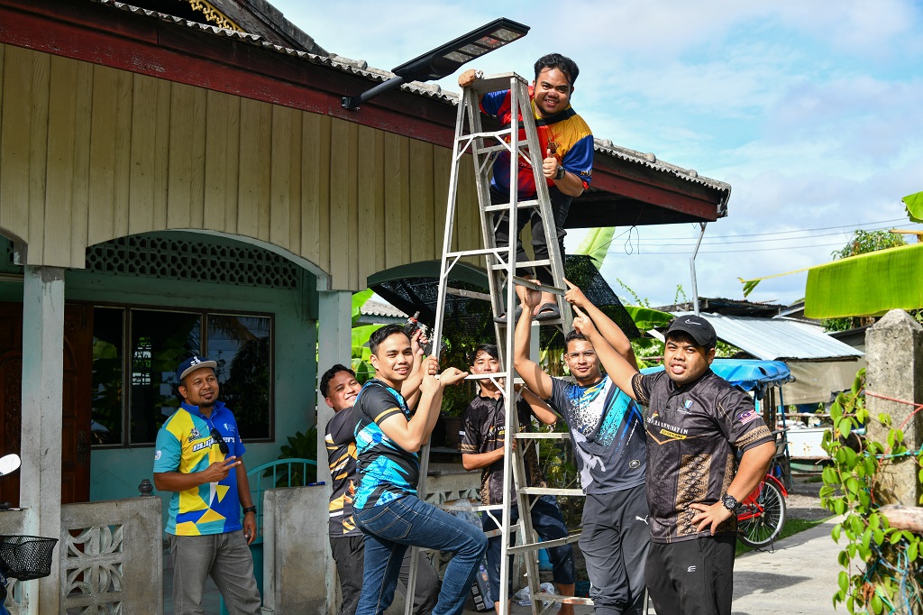 100 UMP Kilau volunteers continue to serve together with the community of Kampung Tammalang