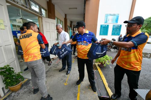 Bakul Rahmah KPT-UMP helps flood victims in Kota Tinggi