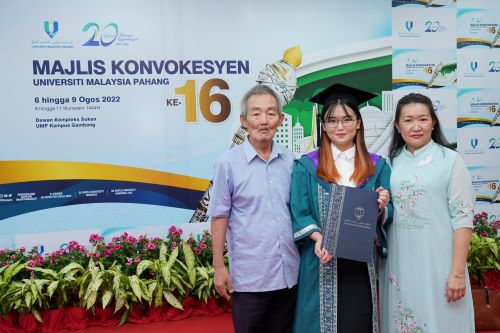 Ee Hui En Yayasan UMP volunteer receives Royal Education Award (Pingat Jaya Cemerlang)