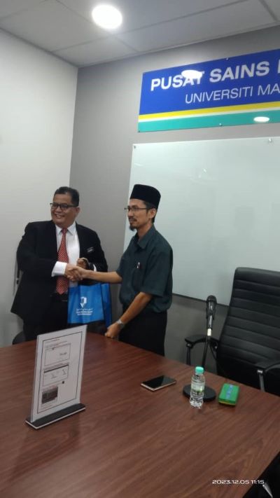 A token of appreciation was presented by the Centre for Human Sciences to Tuan Mohamad bin Hussain from MACC