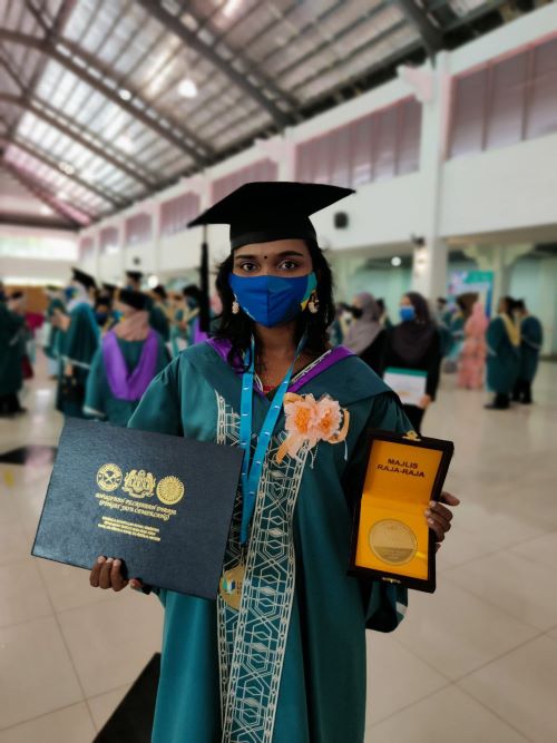 Ashviny a/p Murugan anak pemandu lori Penerima Anugerah Pelajaran Diraja (Pingat Jaya Cemerlang)  