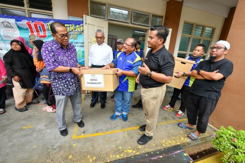Bakul Rahmah KPT-UMP helps flood victims in Kota Tinggi