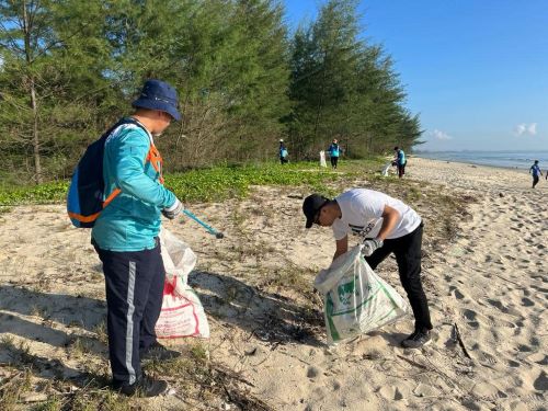 CSR pembersihan Pantai Pelindung PSM bersama trash hero Kuantan