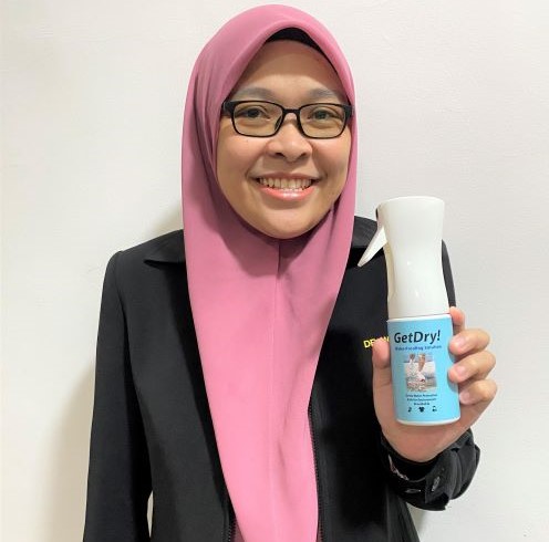 ChM. Dr. Wan Norfazilah invents environmentally friendly waterproof spray for fabrics