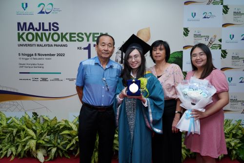 PAYA BESAR, 5 November 2022 – A mechanic’s daughter, Chong Jia Xin, 25, who is a graduate of the Bachelor of Electronics Engineering Technology (Computer System) with Honours was selected as the recipient of the Pro-Chancellor Award at the Universiti Malaysia Pahang (UMP) 17th Convocation Ceremony.  The recognition was delivered by the Pro-Chancellor, Tan Sri Dato’ Sri (Dr.) Abi Musa Asa’ari Mohamed Nor at the UMP Sports Complex Hall.  In addition to excelling in the academic field, Jia Xin was also active in co-curricular activities as proven by receiving the dean’s list award every semester and winning a Gold Award during her studies for a Diploma in Electronic Engineering (Computer).  At the same time, she was also active in research, winning a silver medal in the 12th Creation, Innovation, Technology and Research Exposition (CITREx 2022).  She was also often entrusted with positions such as Head of the Division of Engineering Technology of the Student Section at the Institution of Engineers Malaysia, Vice-President of the Mandarin Language Association, Head of Regulation at UMP IEM ’VENTION’21 and others.  According to Jia Xin, the period when the country was going through the COVID-19 pandemic was very challenging for her.  “I still remember that we were required to attend classes online at that time.  “It caused a shortage in face-to-face communication.   “To solve the problem, I would watch the recorded lecture videos many times and ask the lecturer if I had any doubts,” she said.  The youngest of three siblings added she wanted to gift this present to her parents who have sacrificed a lot to ensure that she gets the best education.  She is currently serving as a Graduate Intern at Intel Microelectronics and it is her turn to serve her parents.  By: Nor Salwana Mohammad Idris, Corporate Communications Division, Chancellery Department  Translation by: Dr. Rozaimi Abu Samah, Engineering College/Faculty of Chemical and Process Engineering Technology