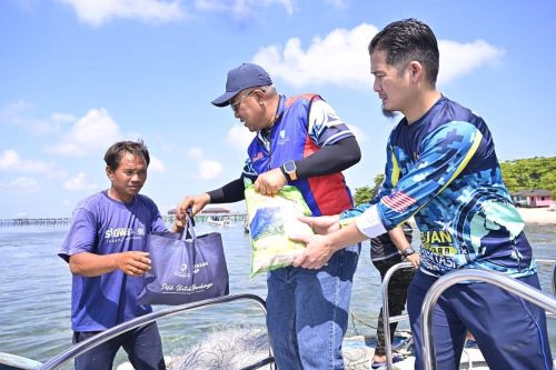 Kolaborasi UMPSA dan Muslim Care Malaysia santuni komuniti Pulau Mabul