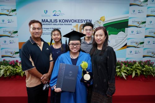 Atlet Golf UMP Lee Jia Huey terima Anugerah Emas Universiti