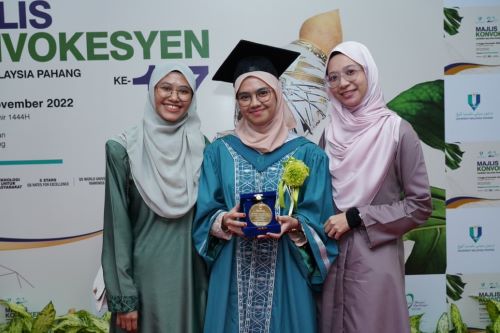 Nur Harizah and Chew Yee Ping receive University Gold Award