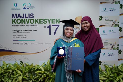  Nurazyyati receives Professor Dato’ Dr. Mashitah Mohd Yusoff Award