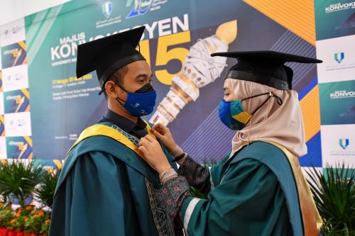 Graduate couple share stage on convocation day