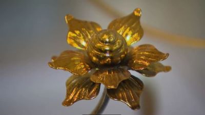 Replika bunga emas dari Muzium Negeri Kedah  (Kredit: BERITAmediacorp dan Muzium Negeri Kedah)