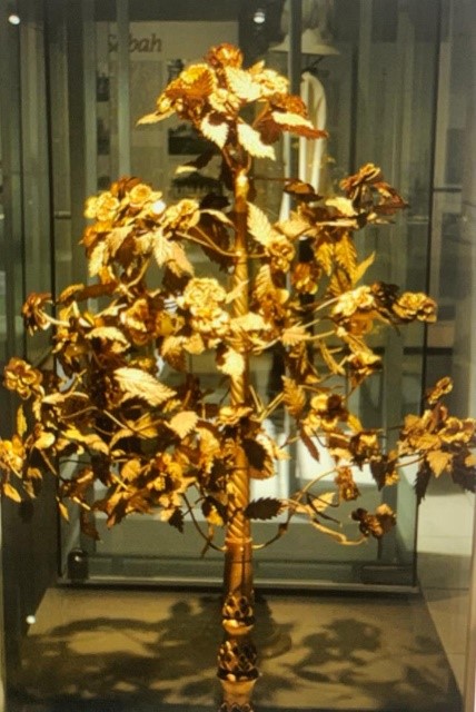 Replika bunga emas yang terdapat di muzium