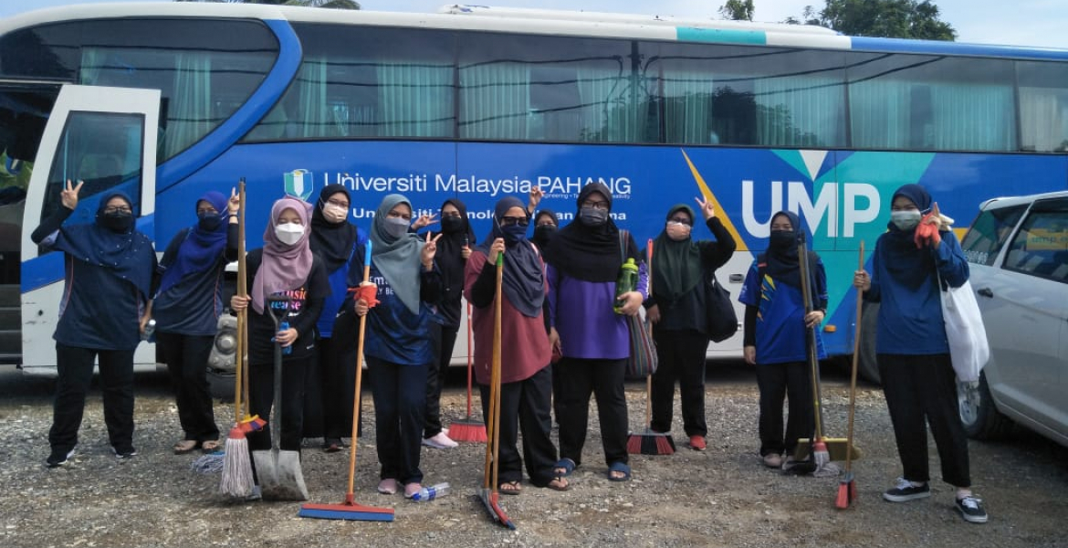 Students touched and moved by UMP volunteers joining house cleaning activities