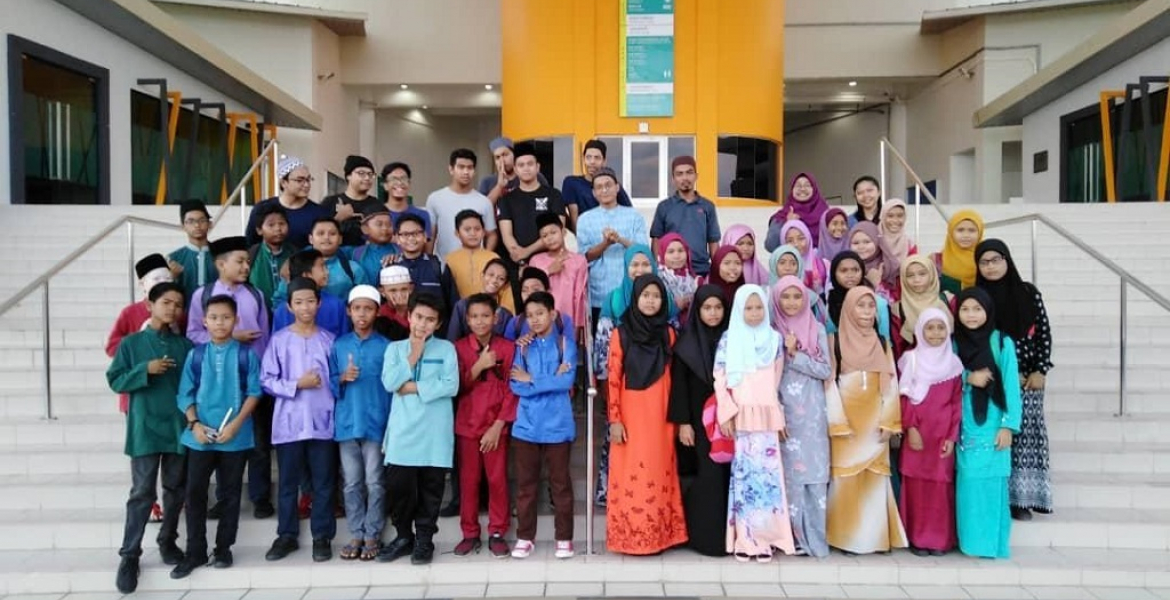 Year Six pupils thrilled to join UMP students for iftar in campus