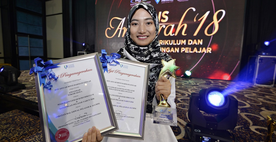 Keen interest and leadership talent reward Siti Aisyah with UMP Role Model Award