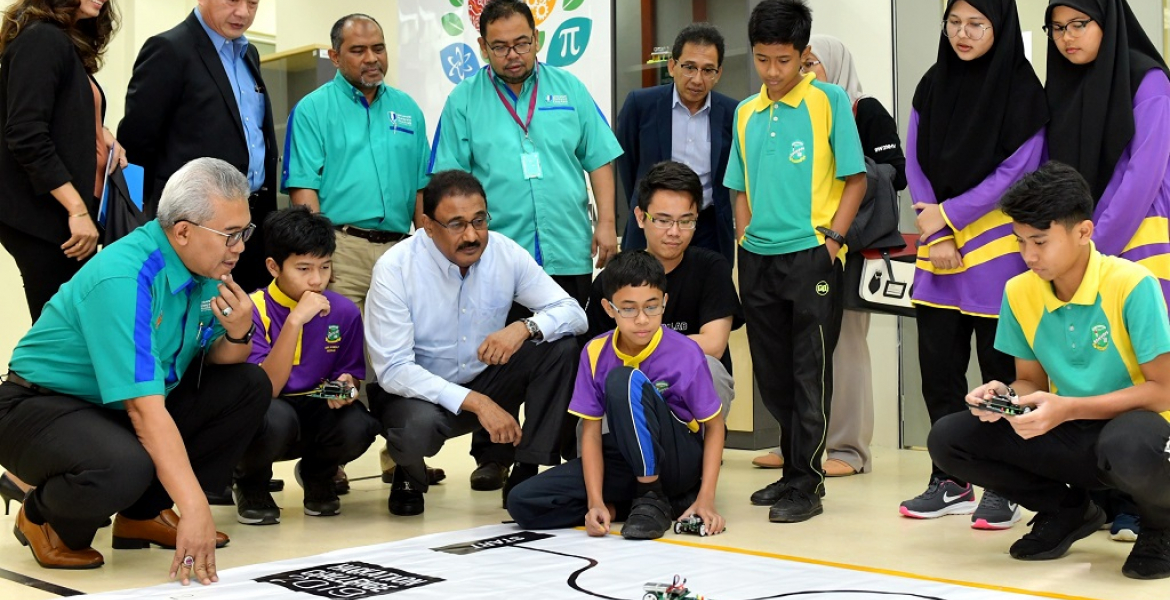 Uplifting Communities Through Digital Literacy in the Malaysian Context: The story of UMP STEM LAB