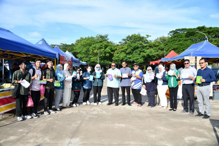 UMPSA distributes free food containers to make the Sustainability Initiative Campaign a success