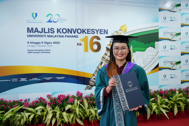 Ee Hui En Yayasan UMP volunteer receives Royal Education Award (Pingat Jaya Cemerlang)