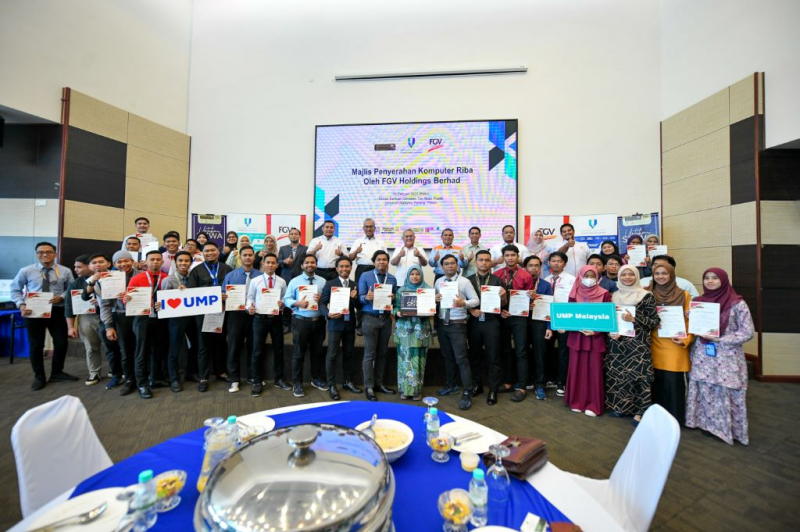 100 pelajar UMP terima bantuan komputer riba daripada Kumpulan FGV Holdings Berhad