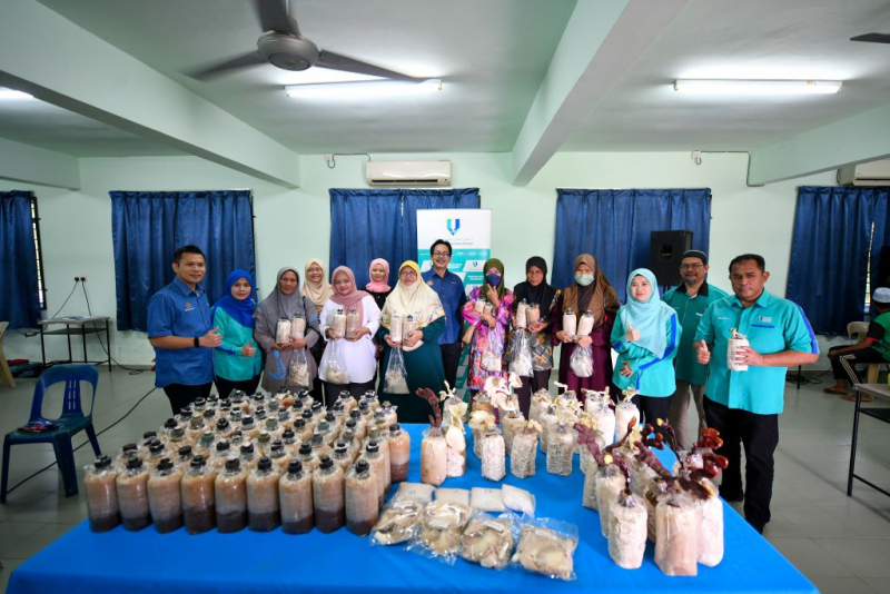 UMP-MOHE Outreach Programme for single mothers with Pineapple Mushroom Innovation