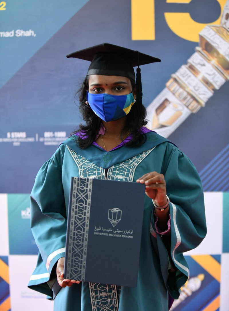 Ashviny Murugan, daughter of a lorry driver, receives Royal Education Award (Pingat Jaya Cemerlang)