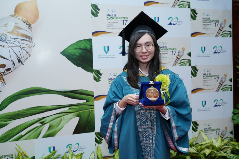 PAYA BESAR, 5 November 2022 – A mechanic’s daughter, Chong Jia Xin, 25, who is a graduate of the Bachelor of Electronics Engineering Technology (Computer System) with Honours was selected as the recipient of the Pro-Chancellor Award at the Universiti Malaysia Pahang (UMP) 17th Convocation Ceremony.  The recognition was delivered by the Pro-Chancellor, Tan Sri Dato’ Sri (Dr.) Abi Musa Asa’ari Mohamed Nor at the UMP Sports Complex Hall.  In addition to excelling in the academic field, Jia Xin was also active 