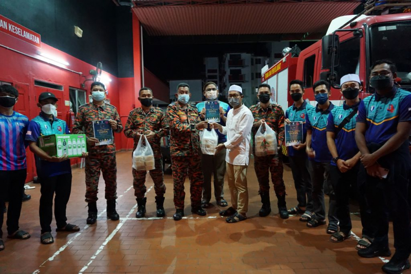 Ketuk-ketuk Sahur sukarelawan UMP santuni komuniti setempat  