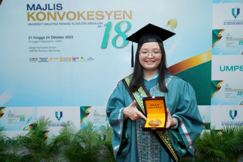 Royal Education Award (Pingat Jaya Cemerlang) from UMPSA, a sweet gift for Foo Xiao Bing