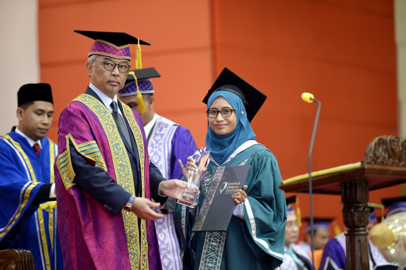 Nazratul Husna – Recipient of Dimension Bid Sdn. Bhd. Industrial Award