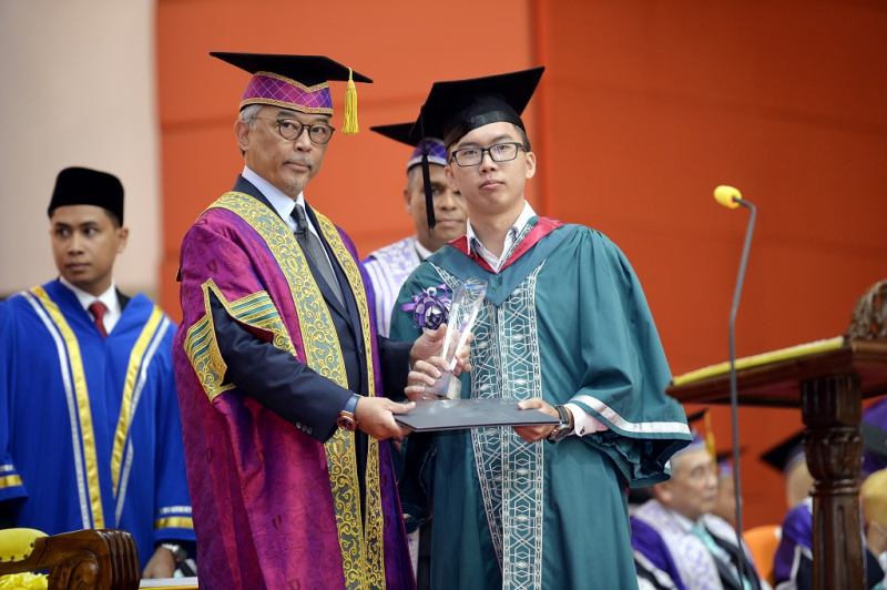 Hong Wai Siang terima Anugerah Sapura Industrial