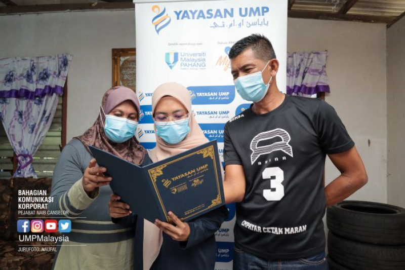 Kuantan, 26 October 2020 - “I thought it was a call from a scammer when I got a phone call from Yayasan UMP saying I was chosen to receive Yayasan UMP Matriculation Excellence Incentive.” This statement was expressed by the new Universiti Malaysia Pahang (UMP) student, Fatin Ayu Kartika Mohd Suzaki, 20, who initially doubted the authenticity of the call she received from Yayasan UMP staff. However, the presence of the Deputy Vice-Chancellor (Student Affairs and Alumni), Professor Dato’ Dr. Yuserrie Zainuddi