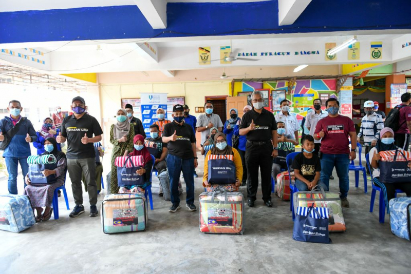 Yayasan UMP contributes to flood victims