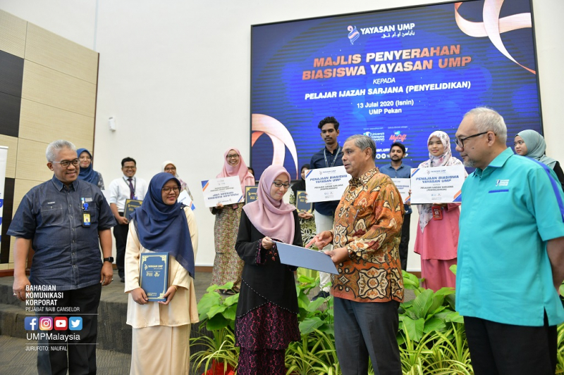 Pelajar Pascasiswazah terima Biasiswa Yayasan UMP