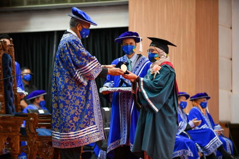 Nurain receives Royal Education Award (Pingat Jaya Cemerlang), Dual Degree Excellence Prize