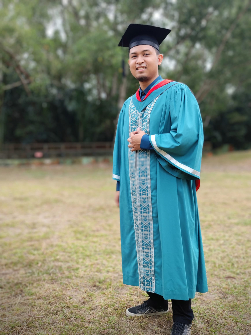 Yayasan UMP Scholarship holder Affiq Ikhwan receives Perodua Excellence Award