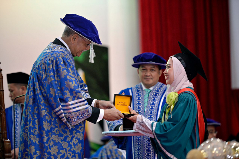 Once failed to go abroad, Nur Khairiyah recipient of Royal Education Award (Pingat Jaya Cemerlang) now works in Germany