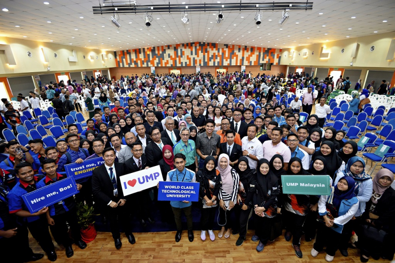 Minister of Youth and Sports met some 1,500 university students and representatives from youth and sports associations in a town hall meeting in UMP