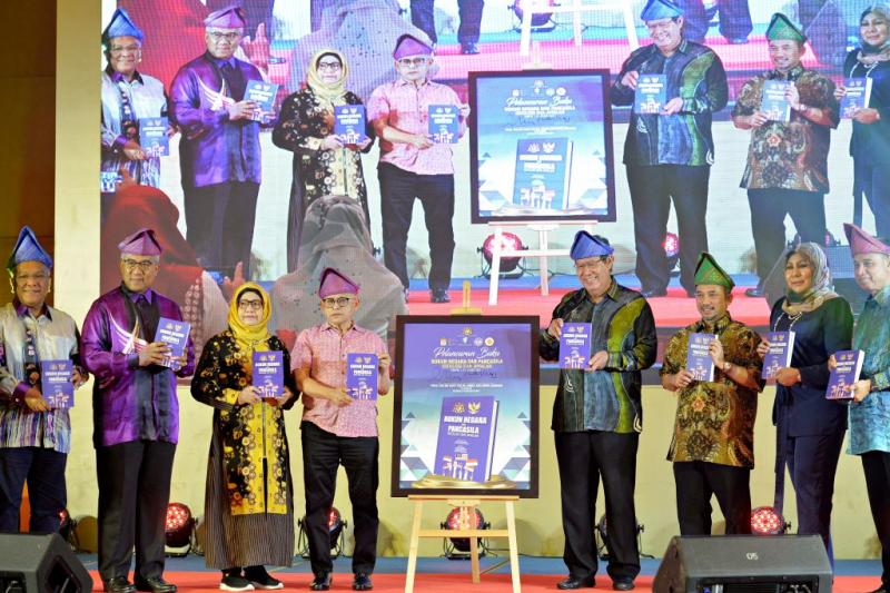 UMP launches book on Rukun Negara dan Pancasila Ideologi dan Amalan