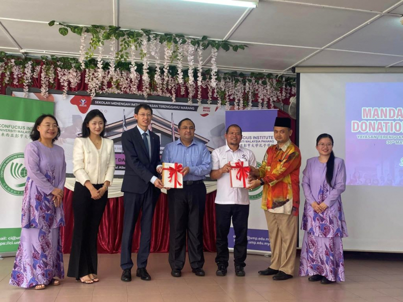 UMP donates 100 Mandarin books to school students