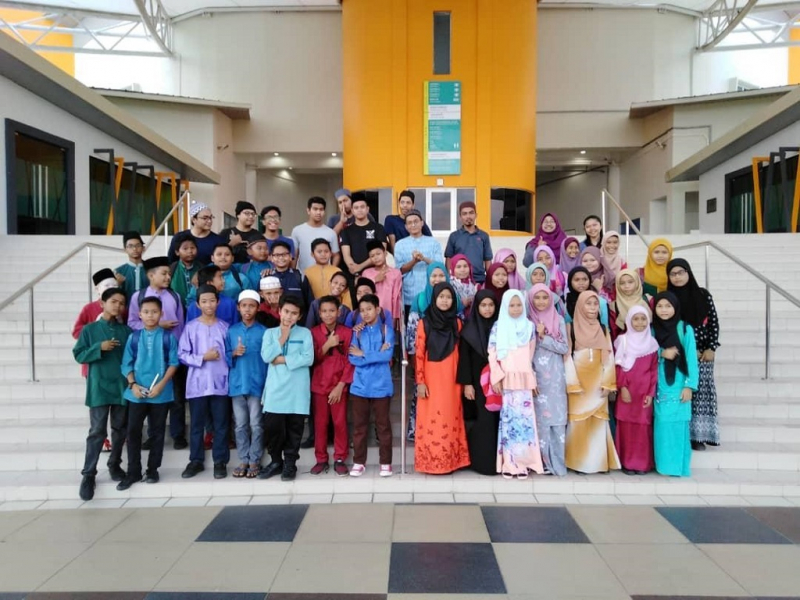 Year Six pupils thrilled to join UMP students for iftar in campus