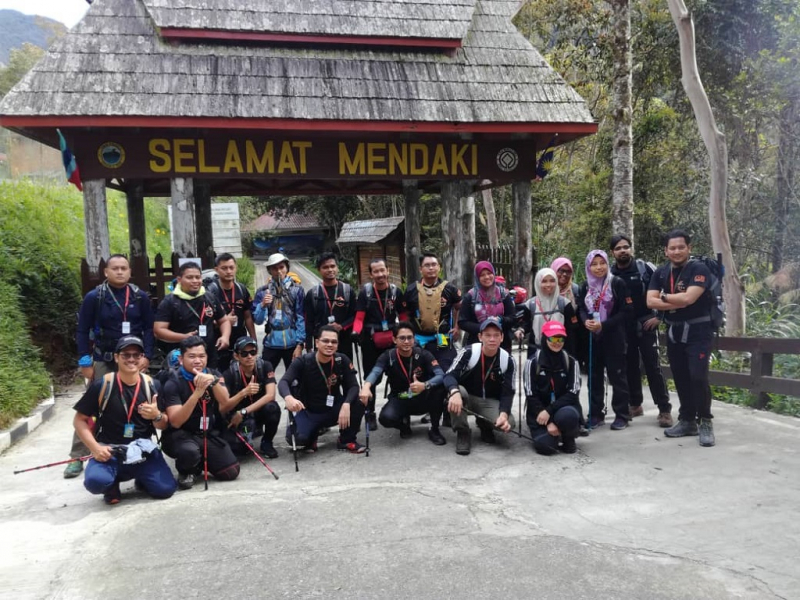 20 UMP staff ‘conquered’ Mount Kinabalu