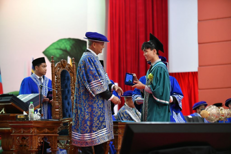 Wong Yoke Bing receives the Academic Excellence Prize of the President of the Board of Engineers Malaysia (BEM)