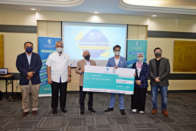 Yayasan UMP receives RM15,000 donation from Alha Alfa Rich Legacy